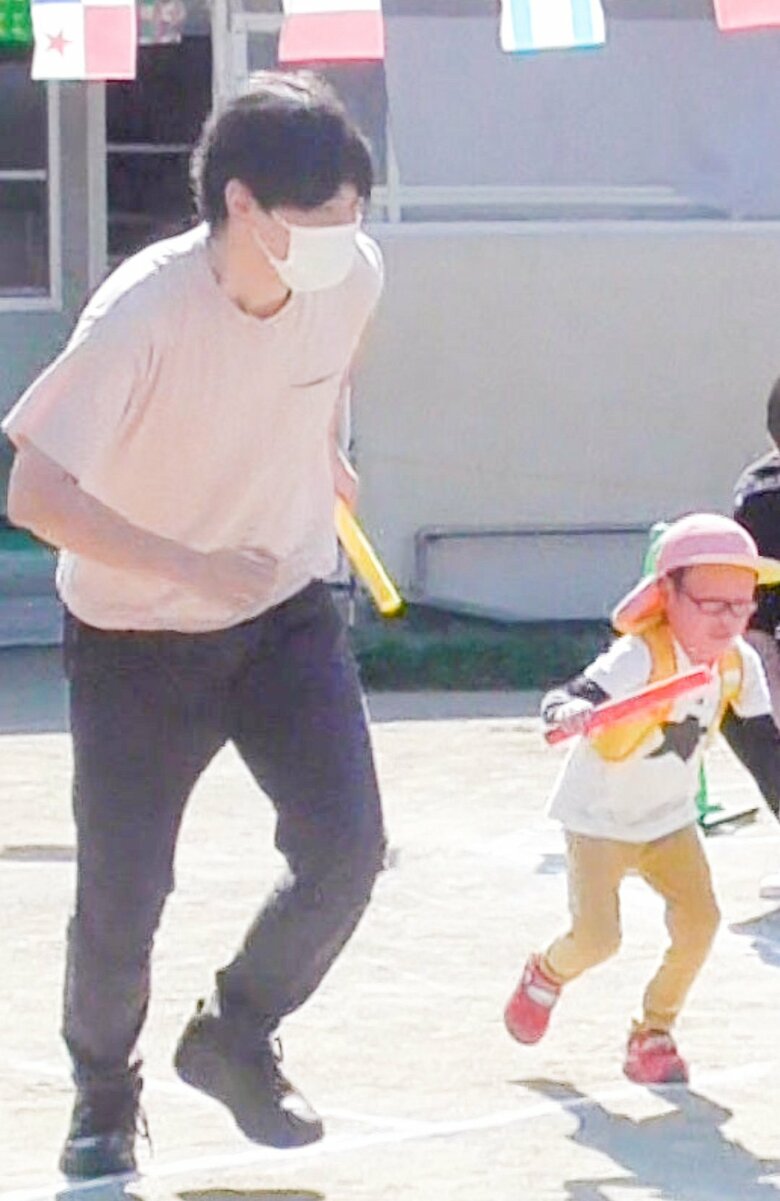親子対抗リレーで父・陽平さんと走る賀久くん