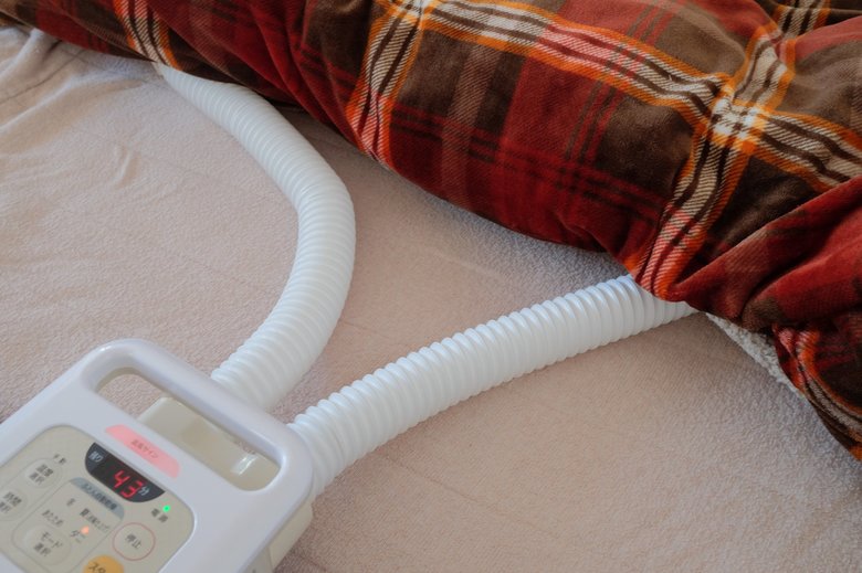 洗濯が難しい布団類は布団乾燥機で乾燥させ、ダニの繁殖を抑える