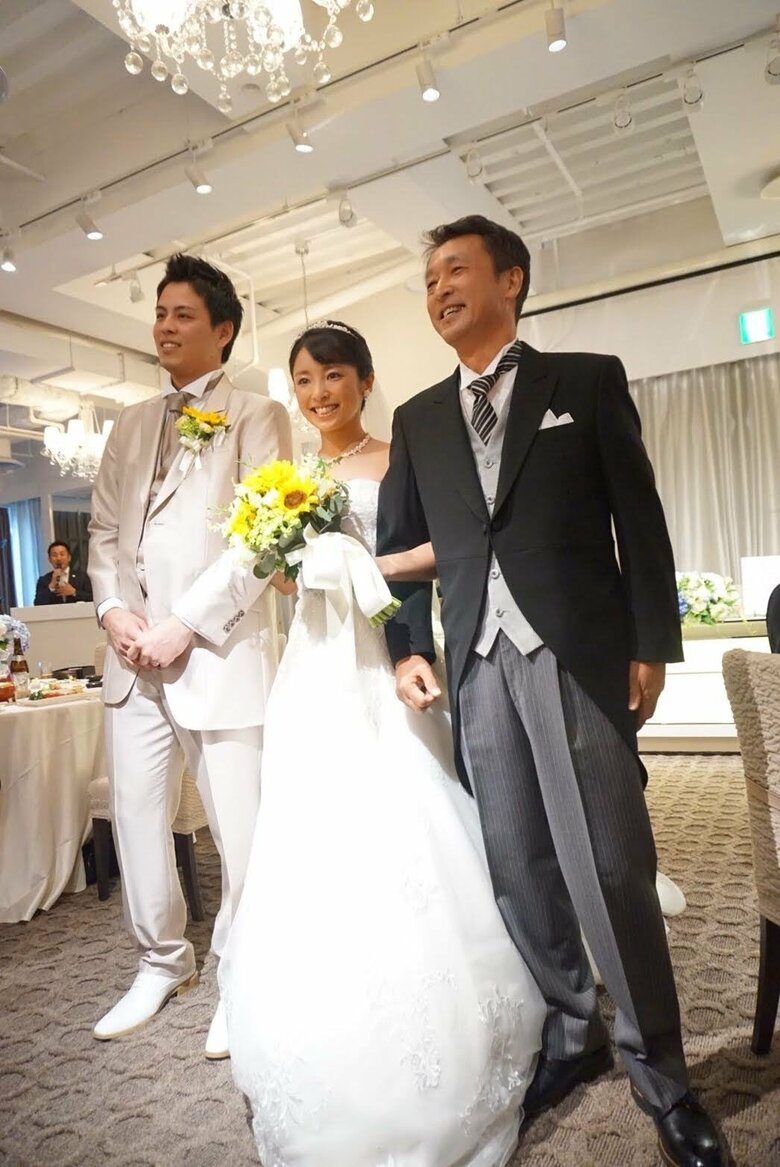 結婚式で、新郎とお父様と。小学生の頃から片岡さんの野球の練習相手をつとめたお父さん