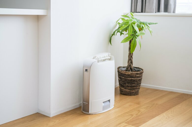 気温が低く湿度が高い日には除湿機が有効