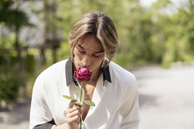 ロスフラワーの活動をする當間ローズさん。