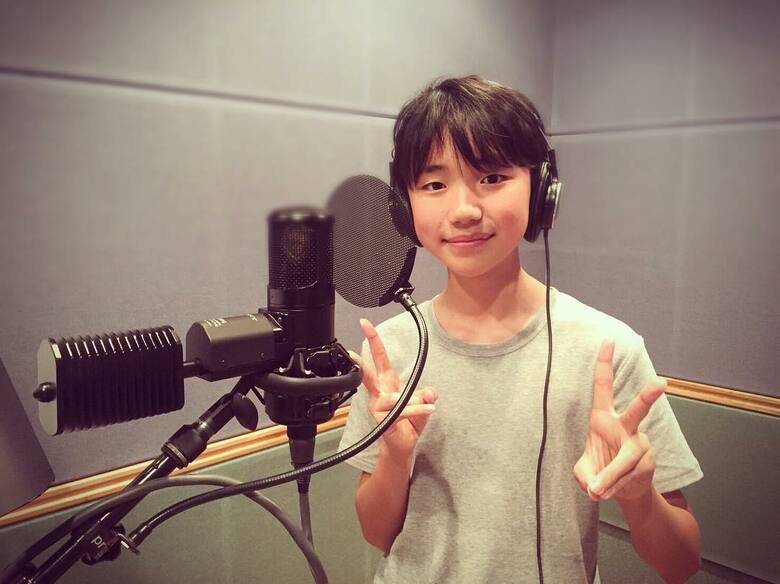 楽曲レコーディングに挑む中学生の石橋さん。両手にピースが初々しくてかわいい！