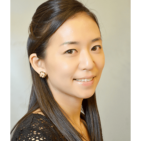 お話をうかがったのは愛波 文（あいば あや）さん

子どもの睡眠コンサルタント。APSCアジア/インド代表。IMPI日本代表。Sleeping Smart®代表。慶應義塾大学卒業。 2012年に長男出産。夜泣きや子育てに悩んだことから子どもの睡眠科学の勉強をはじめ、アメリカで米国IMPI公認資格（国際認定資格）を日本人で初めて取得。2015年に次男を出産。２人の男の子の子育てをしながら、子どもの睡眠に悩む保育者のコンサルティングや個別相談、日本人向けに子どもの睡眠教育プログラムを提供。IMPIと提携し、妊婦と乳幼児の睡眠コンサルタント資格取得講座の講師も務めている。初の著書『ママと赤ちゃんのぐっすり本』（講談社刊）を出版。
ホームページ　https://sleepingsmartconsulting.com/
Instagram　https://www.instagram.com/aya_aiba/
Twitter　https://twitter.com/sleepingsmartjp
