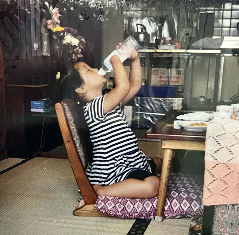 幼稚園の頃、ペットボトルは左手で把持し、右手の甲で支える