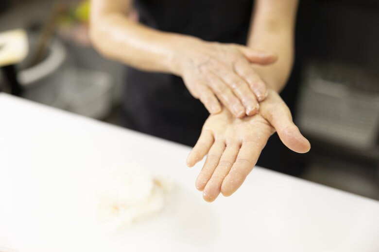 12／塩を手のひら全体にまぶす