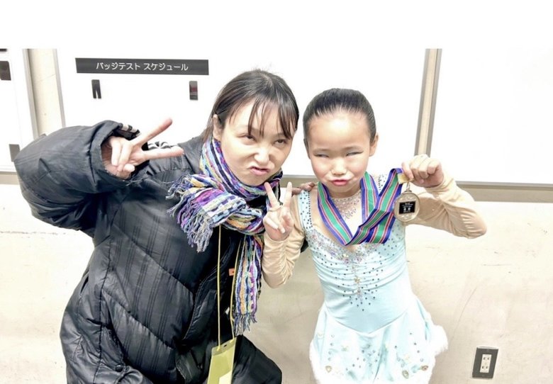 スケート初級の大会で優勝したときの記念すべき1枚。お子さんはピカピカの金メダルを胸に！