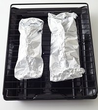 [２品同時加熱]
「サーモンのみそチーズ焼き」と、「里いものハーブグリル」を魚焼きグリル（両面焼き）に入れて、サーモンに火が通るまで、約７分焼く。
※上火式の魚焼きグリルの場合は、途中で上下を返す。オーブントースター（1000Ｗ）で焼く場合は、約15分、焼く。