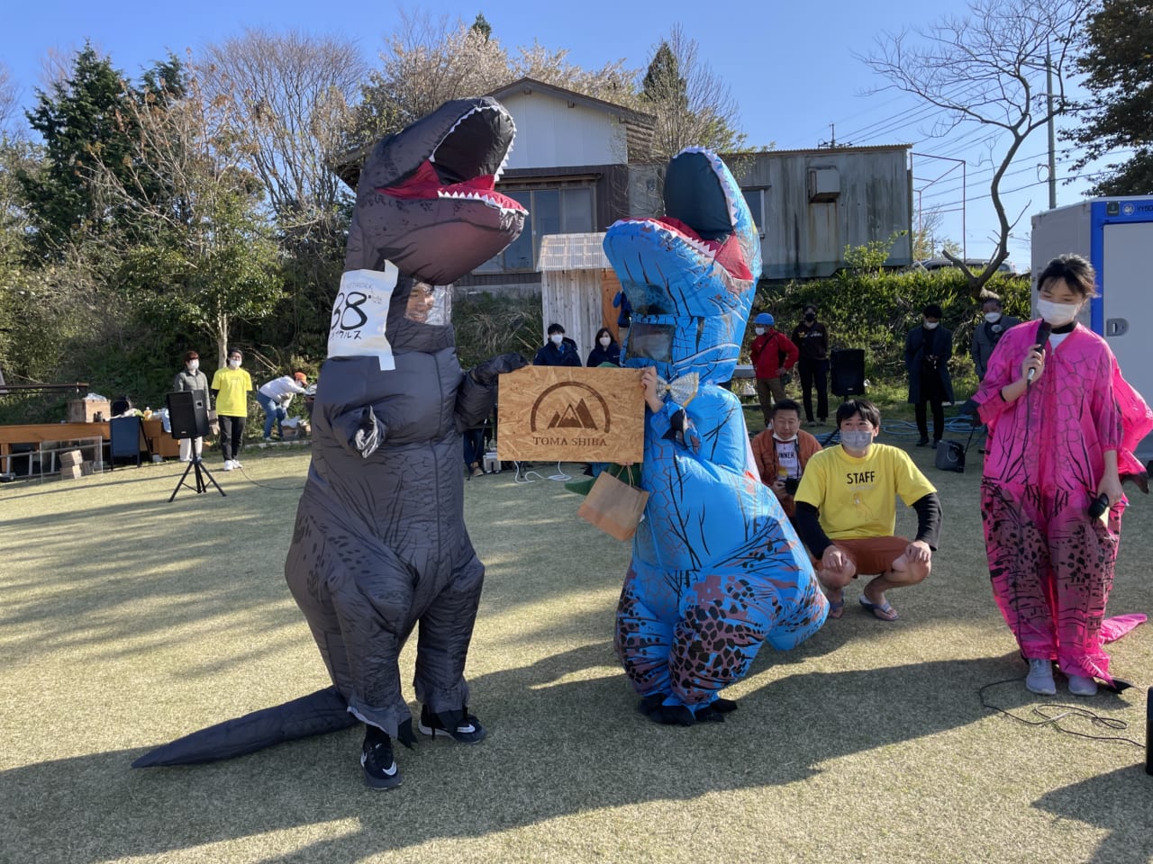 ティラノサウルスレースで賞品をもらって大喜びするティラノサウルス