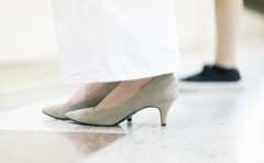 電車内で靴を脱ぐのはNG？マナーの基準それぞれ「でも最低条件は…」