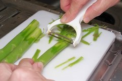 料理のスピードがグンとアップ！野菜の皮を簡単にむく方法