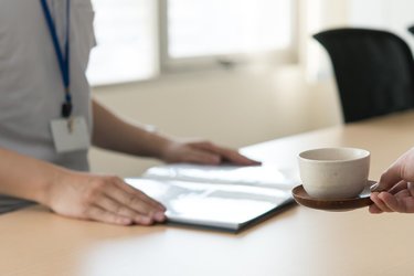 相手先で出されたお茶を飲むのはダメ…それ誰得のマナー!?