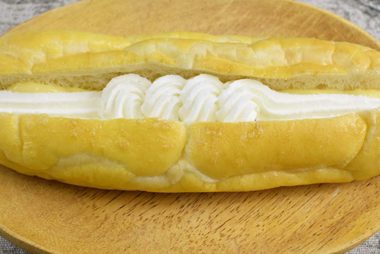 セブンイレブンの人気スイーツ「Wクリームのシューロール」の実物画像2