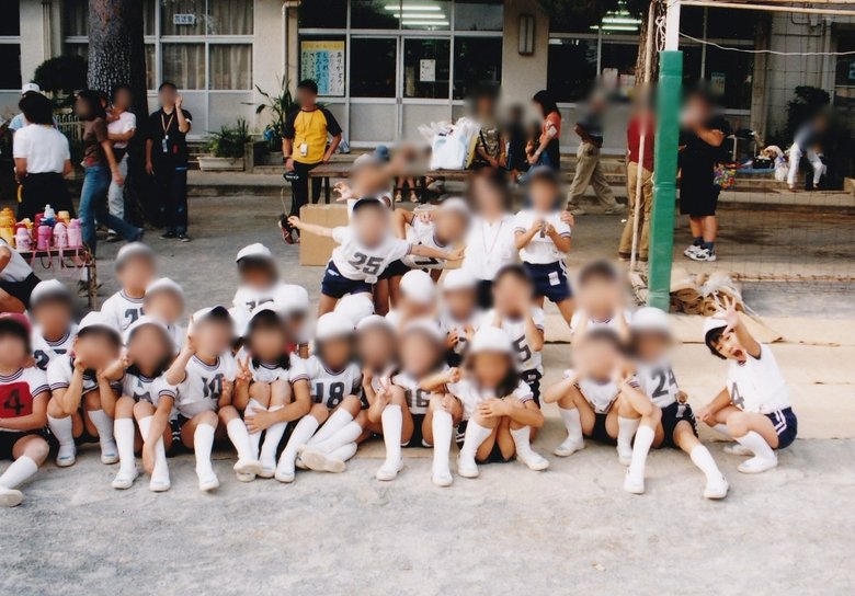 小学生のころの細身だったいしづかさん（前列いちばん右）