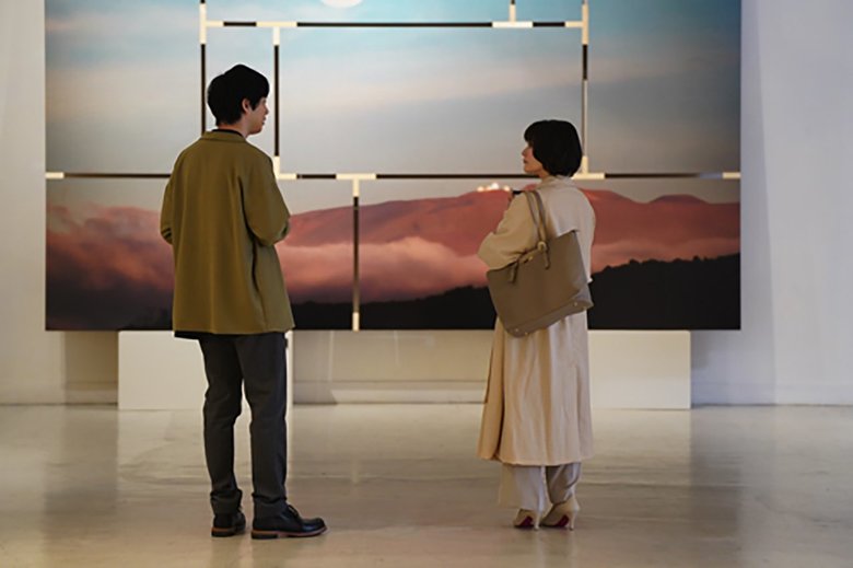 元彼の個展に足を運ぶ女性を演じた貫地谷しほりさん©︎2022 東北新社