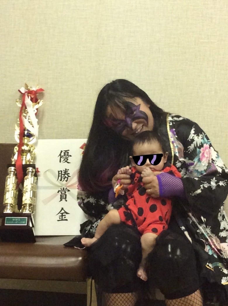 バトルロイヤルで優勝したとき、娘（生後4か月）と控え室でお祝い