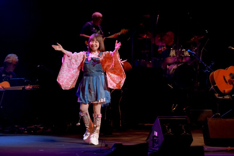 2024年のコンサートでの1枚。70代とは思えないほどのかわいらしさ！