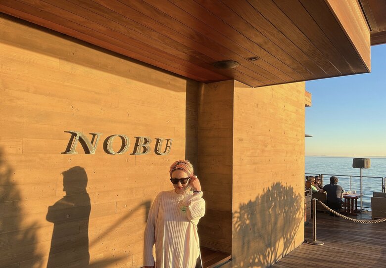 知人に会うために訪れた世界的に有名なLAの創作和食レストランにてサングラス姿がお似合いの希良梨さん