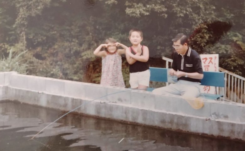 父と兄とマス釣りを楽しむ