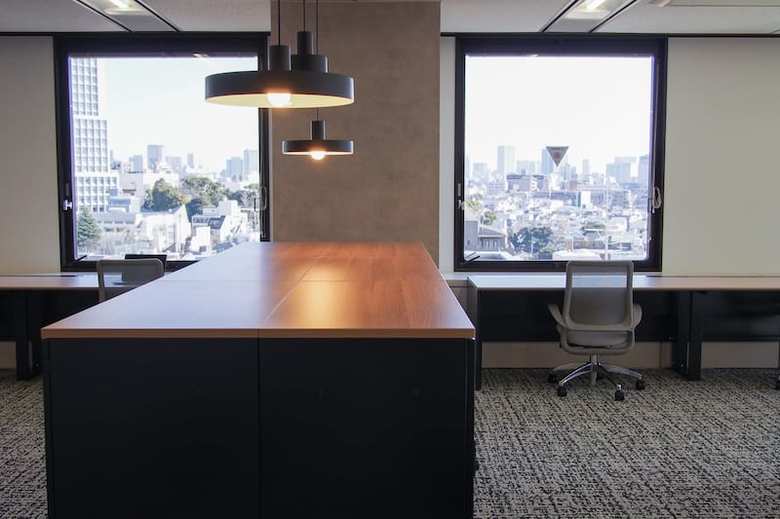 気軽に話ができるスペースとして設けられたスタンディングテーブル