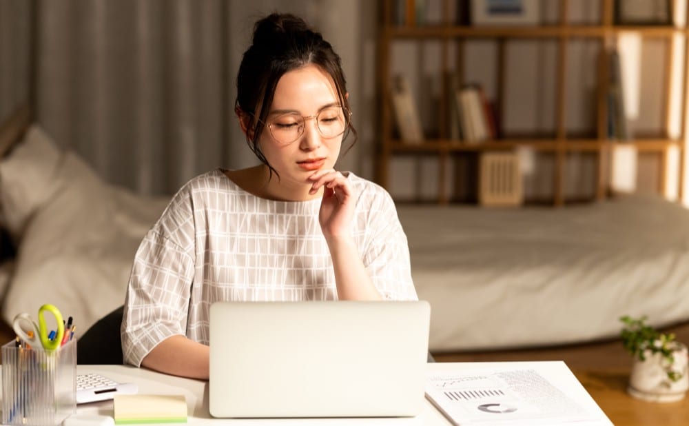 夜にパソコンで仕事をする女性
