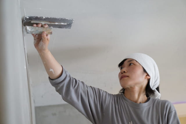 原田左官工業所 左官の作業を行う女性社員
