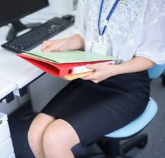 正社員じゃないから…同窓会参加を躊躇させる私の中の劣等感