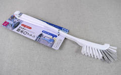 ダイソー「90度植毛 排水口ブラシ」排水口のヌメリがごっそり！