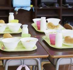 「給食中は私語厳禁」厳格化する校則に「さすがに機械的では…」