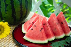 農家直伝「すいかの種が取りやすい切り方」食べやすいうえに甘さも均等になる裏ワザ