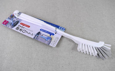 ダイソー「90度植毛 排水口ブラシ」排水口のヌメリがごっそり！