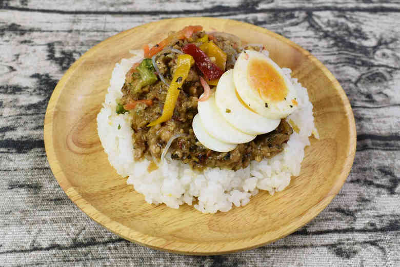 ファミマのおすすめランチ「まぜて食べる！ ガパオライス」の実食画像