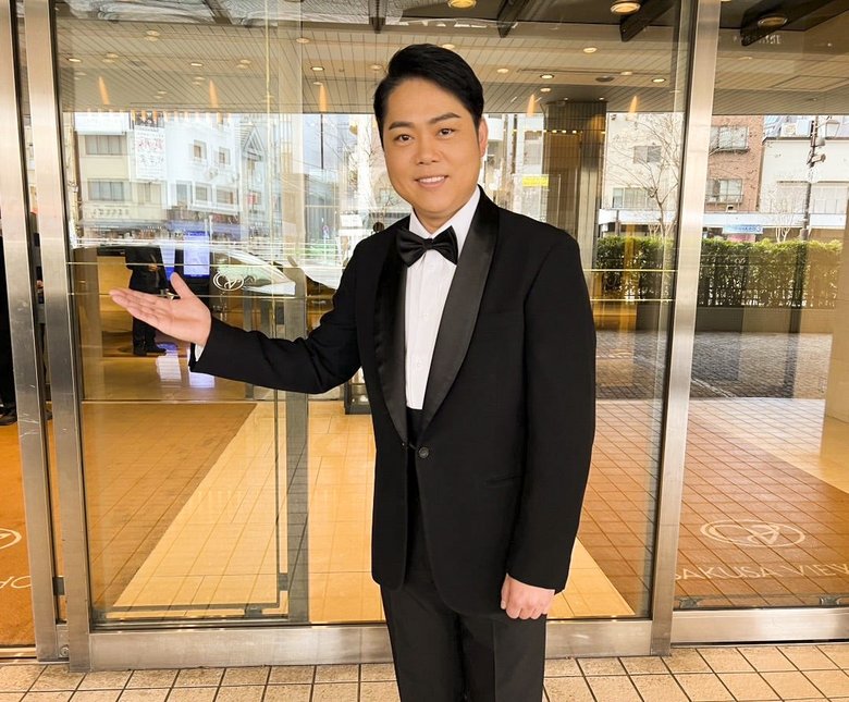 タキシード姿も凛々しい三山ひろしさん