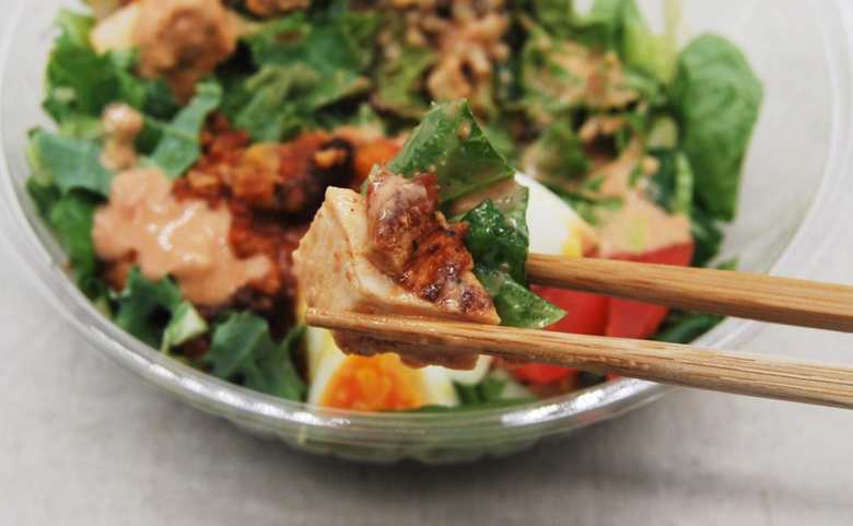 セブンイレブンのおすすめサラダ「グリーンサラダボウル（チリミート＆チキン）」の食レポ画像