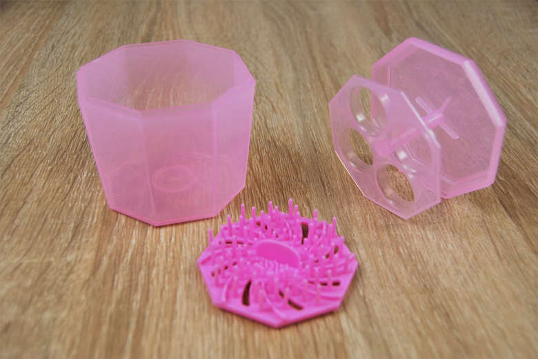 ダイソーのおすすめ商品「メイクブラシクリーナー」の使用中画像