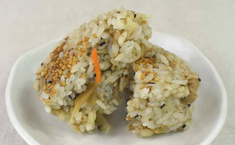 セブンイレブンの人気おにぎり「生姜鶏ごぼうごはんおにぎり」の食レポ画像