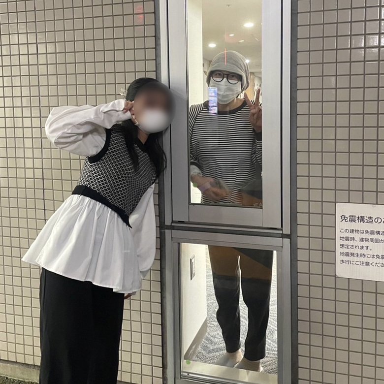 差し入れに病院に来てくれた長女とガラス越しに。近くにいるのに触れられず、せつなかった