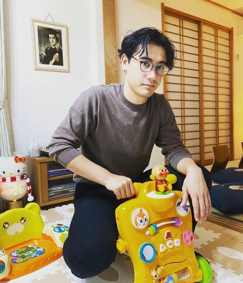 お子さんのおもちゃの車を乗りこなす国山さん（写真提供／本人）