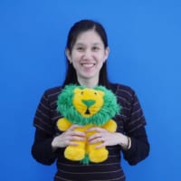 ライオン株式会社人材開発センター所属。2001年ライオン株式会社に入社し、住居用洗剤の研究開発を担当する。09年長男、11年長女、14年次女を出産。16年研究・広報部門、19年研究部門への異動を経て、20年から現職に携わる。