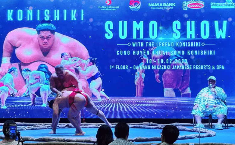 海外で人気沸騰中の相撲ショーではKONISHIKIさんが英語で取り組みを解説