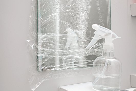 バスルームの鏡の水アカはラップのパックできれいに