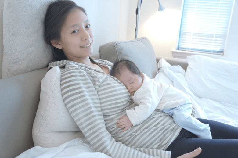 長男が2か月の頃。「私の上でしか寝てくれず、心身ともに疲れ果てていました」（愛波さん）