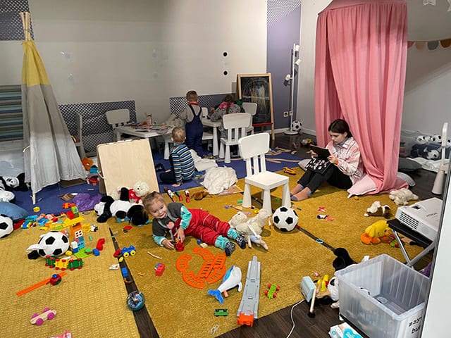 避難所内の子どもの遊ぶスペース　撮影／Voluntary Architects' Network