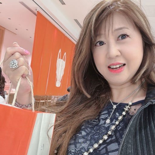 夫が退院後、俳優になった三男の初舞台のお返しを買いに来た茅原さん