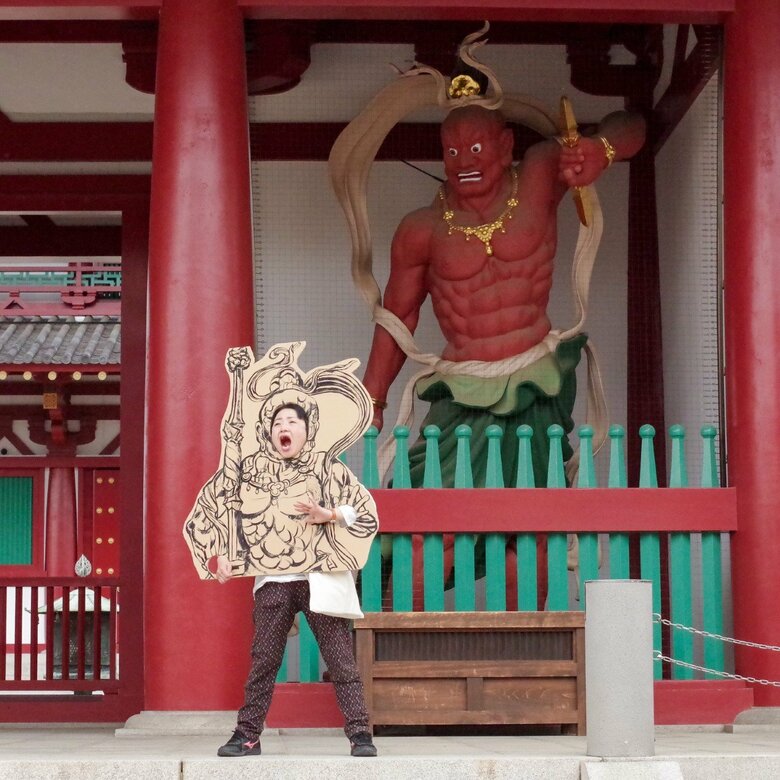 大阪市・四天王寺にて「金剛力士像 阿形」に扮するニシユキさん