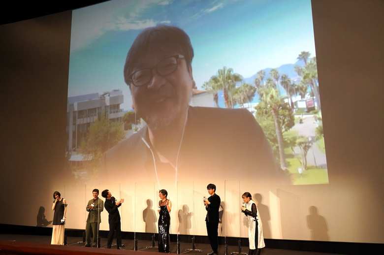 カンヌから生中継で舞台挨拶に登場した細田監督