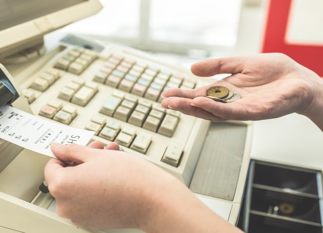 コンビニやスーパーではレジの無人化も増えてきたが…