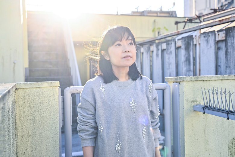 風が軽やかに髪をなびかせて