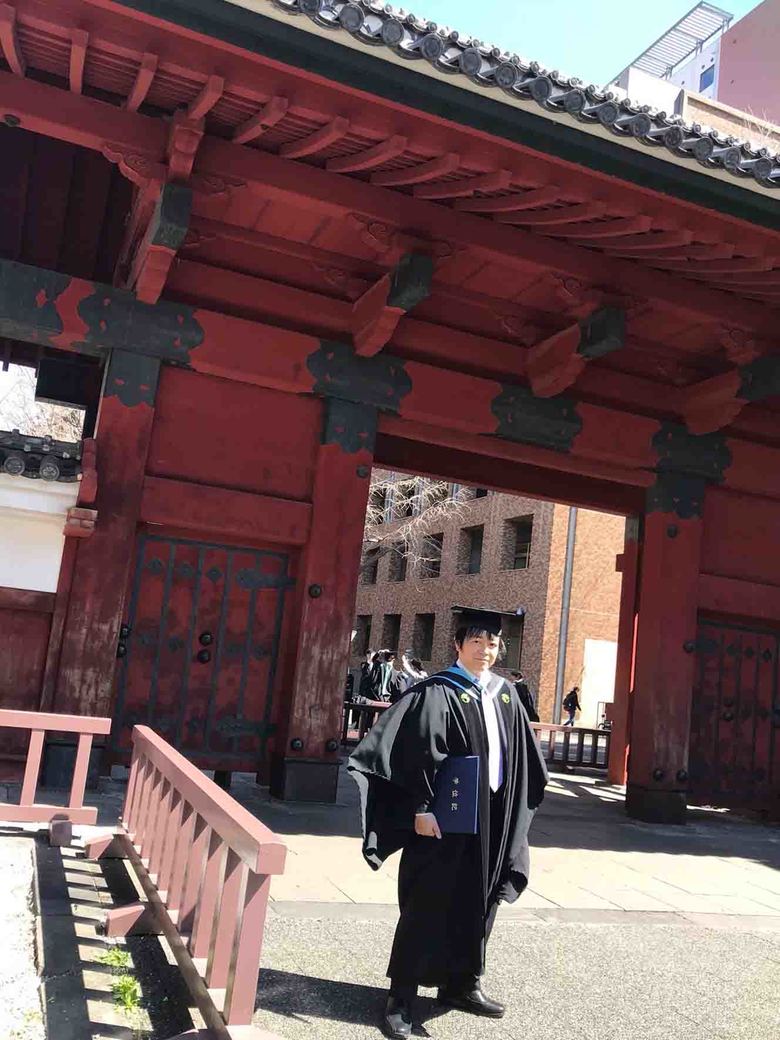 卒業式、東大赤門前で