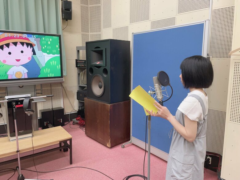 「まるちゃんが2人！？」アフレコ中の菊池こころさん（C）さくらプロダクション / 日本アニメーション