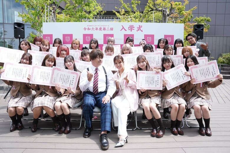 入学式で新入生たちと記念撮影